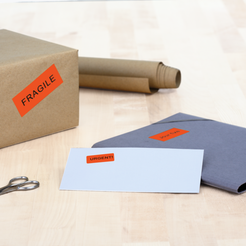 Flasche mit rotem Etikett "SPIR. AETHER", daneben Flaschen mit "BARBITAL" und "TINCT. TRAMON", sowie ein Mörser und zwei Deckgläser.