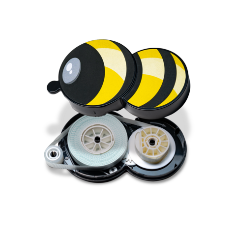 Ein gelb-schwarzes, bienenförmiges Spielzeug mit zwei runden Hälften, die sich öffnen lassen, um eine Schnur und Mechanik zu zeigen.