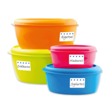 Bunte Aufbewahrungsbehälter in verschiedenen Größen mit Beschriftungen: Rigatoni, Erdbeeren, Himbeeren und Joghurt.