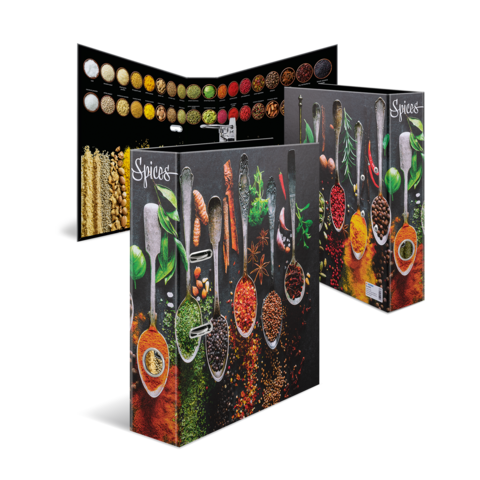 Wanddisplay mit verschiedenen Gewürzen, darunter Pfeffer, Paprika und Kräuter, auf schwarzem Hintergrund.