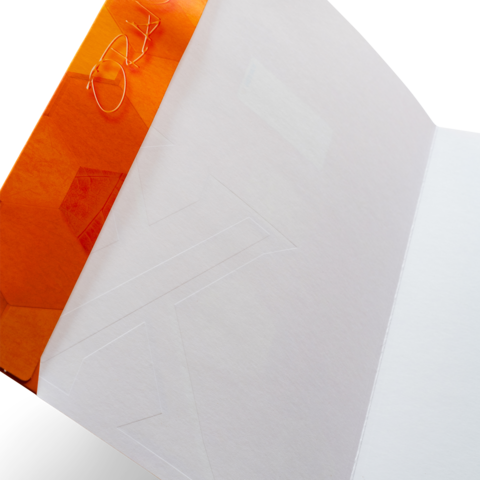 Ein offenes, orangefarbenes Kuvert mit einem weißen Innenraum, das eine klare Sicht auf den Inhalt ermöglicht.