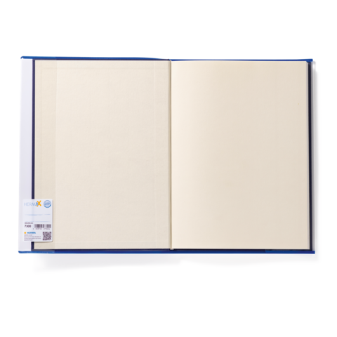 Ein offenes, leeres Notizbuch mit blauen Einband und unbeschriebenen Seiten. Ein Etikett ist auf der linken Seite sichtbar.