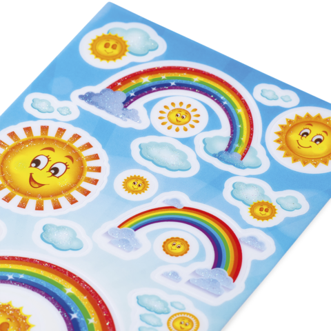 Bunte Aufkleber mit Sonnen, Regenbögen und Wolken auf einem hellblauen Hintergrund.