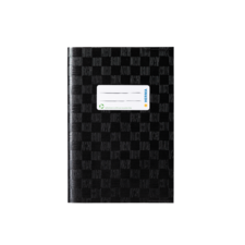 Schwarzes Notizbuch mit einem karierten Muster und einem weißen Etikett auf der Vorderseite.