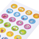 Bunte Aufkleber mit verschiedenen Emoji-Gesichtern in runden Formen, die Freude und verschiedene Emotionen darstellen.