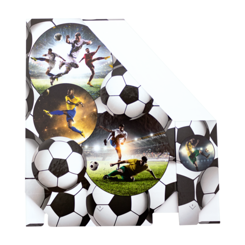 Verschiedene Fußballspieler in Aktion, umgeben von Fußballen. Die Szenen zeigen Dribbling, Schüsse und Tore auf dem Spielfeld.