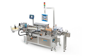 Automatic packaging machine with conveyor belt, control unit, and various stations for labelling and packaging.