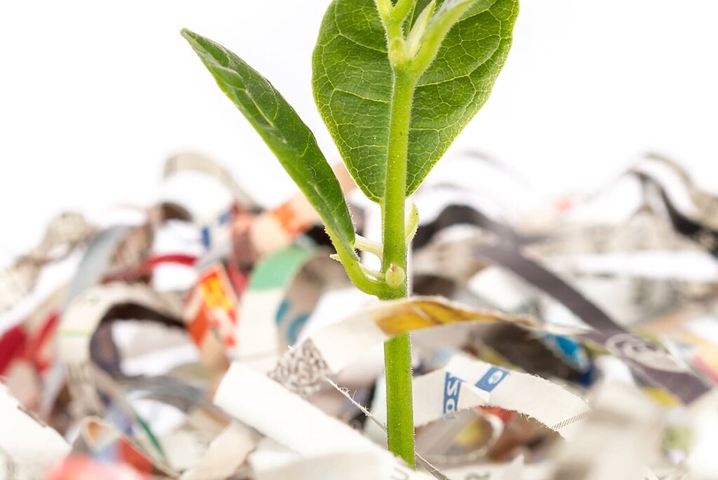 The translation of "Recyclingpapier" is "recycled paper.