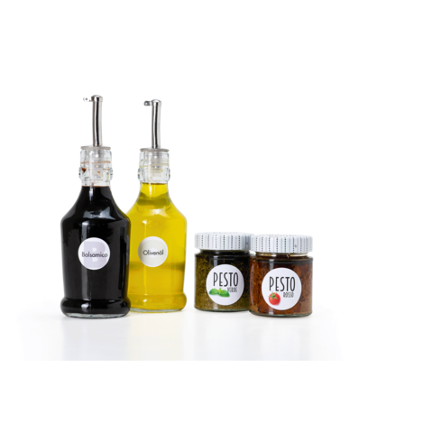 Zwei Flaschen mit Balsamico und Olivenöl sowie zwei Gläser Pesto in grüner und roter Variante.