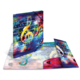 Bunte Ordner mit Notenschlüssel-Design, die auf einem Tisch liegen. Die Vorderseite zeigt lebendige Farben und musikalische Motive.
