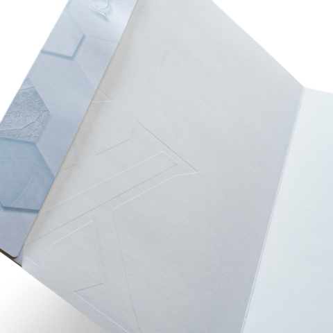 Leeres Notizbuch mit einem strukturierten, hellblauen Einband und einer transparenten Innenseite.