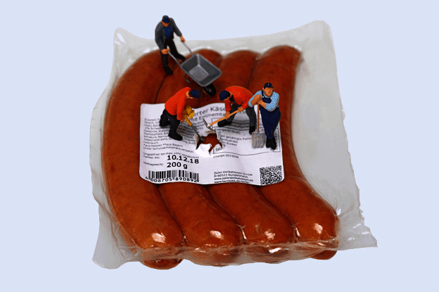 Packaging with several sausages in an orange casing, labelled with product information.