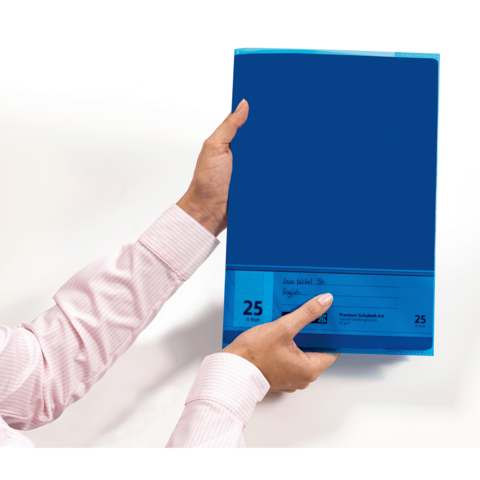 Eine Person hält einen blauen Ordner mit einer blauen Beschriftung und der Zahl 25 in der Hand. Der Ordner scheint für Dokumente verwendet zu werden.