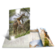 Zwei Giraffen stehen in einer grünen Landschaft, während eine dritte Giraffe im Hintergrund sichtbar ist.