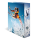 Ein Skifahrer in bunter Kleidung springt über eine Schneekante, umgeben von schneebedeckten Bergen und klarem Himmel.