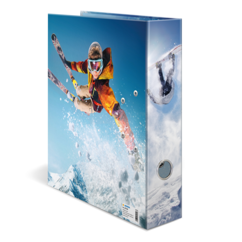 Ein Skifahrer in bunter Kleidung springt über eine Schneekante, umgeben von schneebedeckten Bergen und klarem Himmel.