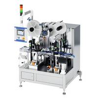 Automatic labelling machine with two rollers, control unit, and multiple bottles on a conveyor belt.