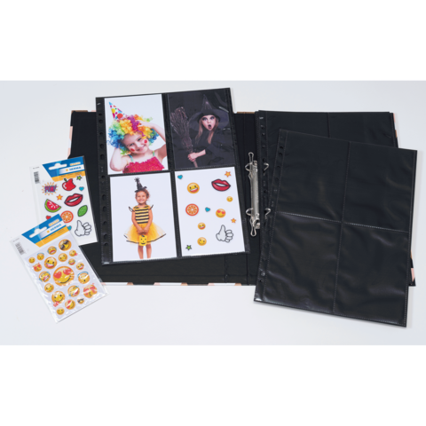Ein Fotoalbum mit zwei Bildern von Kindern in Kostümen, umgeben von bunten Aufklebern und leeren Seiten zum Einfügen weiterer Bilder.