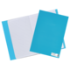 Blaue Ordner und ein liniertes Notizblatt liegen auf einem weißen Hintergrund. Der Ordner hat eine glatte Oberfläche und eine offene Klappe.