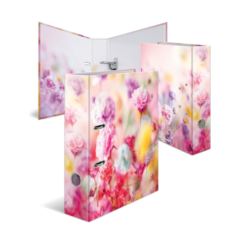 Ein dreiteiliges Möbelstück mit blühendem Blumenmuster in sanften Rosa- und Pastelltönen.