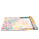 Offenes Notizbuch mit buntem, abstraktem Cover-Design in Pastellfarben und einem leeren Innenteil.