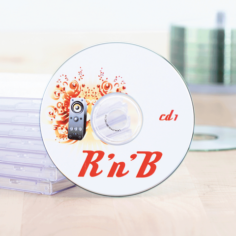 R'n'B CD mit einem Lautsprecher-Design, auf einem Tisch neben transparenten CD-Hüllen.