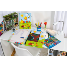 Ein Schreibtisch mit bunten Schulmaterialien, darunter Hefte, Stifte, eine Lampe und eine Vase mit einer Blume.