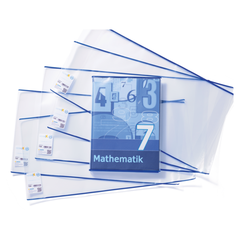 Mathematikbuch der Klasse 7 mit mehreren transparenten Hüllen und Etiketten im Hintergrund.
