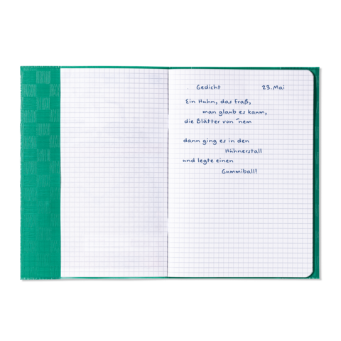 Ein offenes Notizbuch mit handgeschriebenem Gedicht über ein Huhn, datiert auf den 23. Mai.
