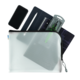 Ein durchsichtiger Beutel mit einem Smartphone, einem Notizbuch, einem Stift und einem Taschenrechner.
