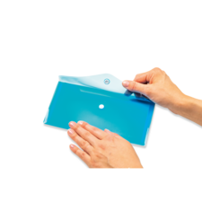 Eine Hand hält eine transparente, blaue Mappe, während die andere Hand den Deckel öffnet.