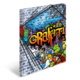 Bunte Graffiti-Kunst auf einer Mauer, mit verschiedenen Figuren, Farben und dem Wort "Graffiti" prominent dargestellt.
