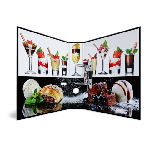 Dessertkarte mit verschiedenen Süßspeisen, darunter Eis, Pudding und Obst, präsentiert in eleganten Gläsern und Schalen.