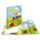 Bunt gestaltetes Schulheft mit Käfern, Schmetterlingen und einer Sonne auf dem Cover, umgeben von einer grünen Wiese.