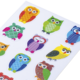 Bunte Aufkleber von Eulen in verschiedenen Farben und Designs, darunter glitzernde und cartoonartige Darstellungen.