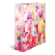 Ein Ordner mit einem bunten Blumenmuster in Rosa, Lila und Gelb, der auf einer Seite steht.