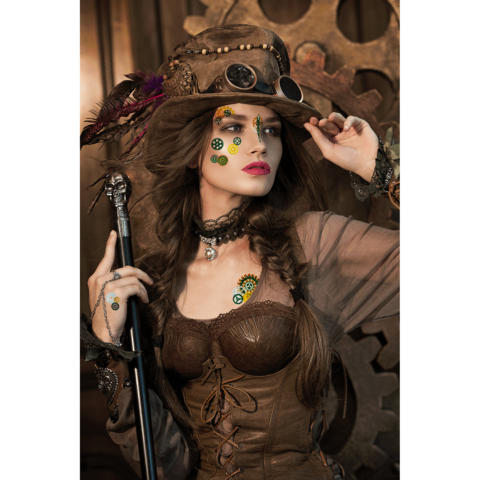 Frau mit einem steampunk-inspirierten Outfit, braunem Hut und dekorativen Gesichtstätowierungen, posiert mit einem Stock vor einem mechanischen Hintergrund.