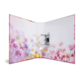 Eine geöffnete Tür mit einem bunten Blumendesign auf der Innenseite, die sanfte Farben und florale Muster zeigt.