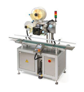 Labelling machine with conveyor belt, equipped with a printer and a control unit, designed for use in the packaging industry.