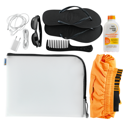 Badezubehör-Set mit Flip-Flops, Sonnenbrille, Kopfhörern, Sonnencreme, Kamm, Ladegerät und orangefarbener Badehose in einer weißen Tasche.