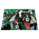 Vier stilisierte Fußballspieler in Aktion, umgeben von bunten Grafiken und Spielständen: 3:2, 2:1, 0:1, 3:1.