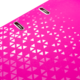 Pinkfarbener Hintergrund mit einem Muster aus weißen, kleinen Dreiecken und zwei Löchern oben.