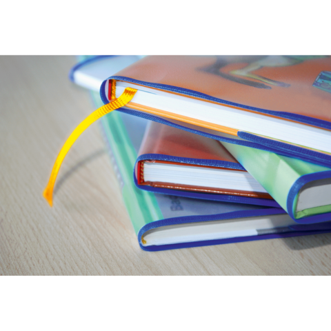 Drei Bücher mit bunten Einbänden liegen übereinander, wobei ein gelbes Lesezeichen aus dem obersten Buch herausragt.