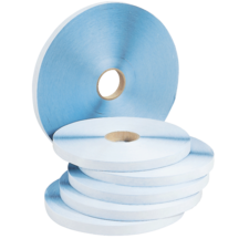 Blaue und weiße Bänder auf Spulen, gestapelt in einer Reihe. Die Spulen haben einen zentralen Lochdurchmesser und sind aus Papier oder Kunststoff.