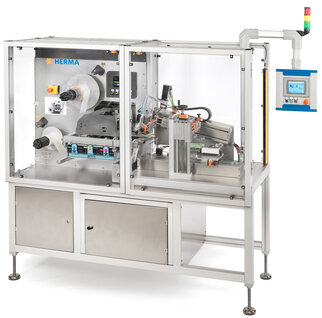 Automatic labelling machine with a transparent housing, control unit, and various components for labelling products.
