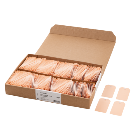 Eine offene Kartonbox mit zahlreichen beige Karten und vier zusätzlichen Karten daneben.