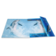 Ein aufgeschlagenes Buch mit Bildern von Delfinen, die aus dem Wasser springen, vor einem blauen Hintergrund.