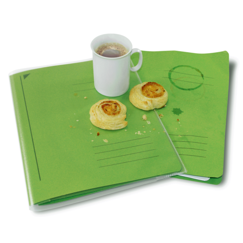 Grüne Ordner liegen auf einem Tisch, daneben eine Tasse mit Getränk und zwei Gebäckstücken.