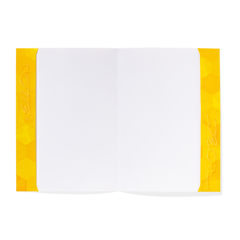 Gelbes Notizbuch mit leeren Seiten, das aufgeschlagen ist. Die Ecken sind mit einem hexagonalen Muster verziert.