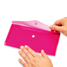 Eine Hand hält eine pinke, flache Box, während die andere Hand den Deckel anhebt, um einen kleinen weißen Gegenstand zu zeigen.